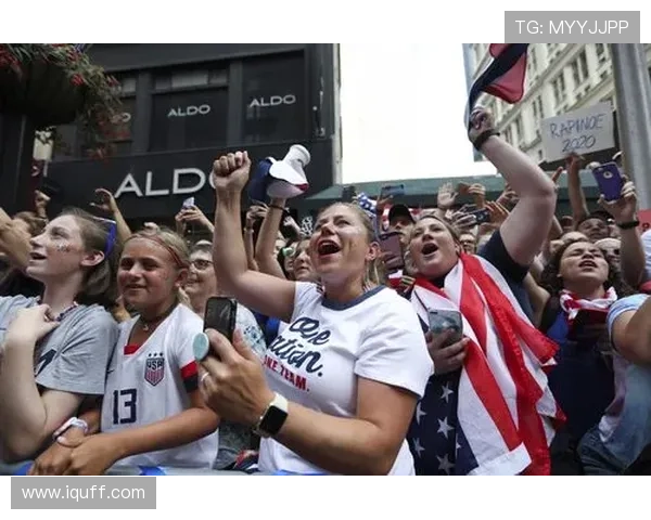 美国女足球星荣获年度最佳球员奖项举杯庆祝瞬间