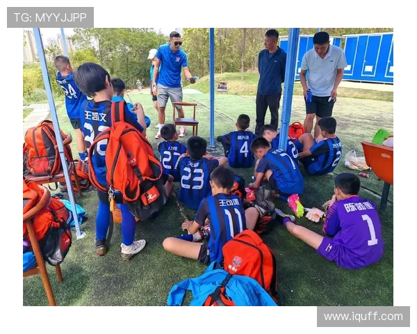 足球巨星与小男孩亲密互动瞬间展现温暖人性之美